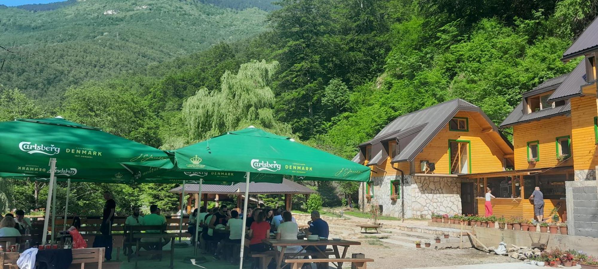 Hotel Rafting Camp Encijan à Foca Extérieur photo