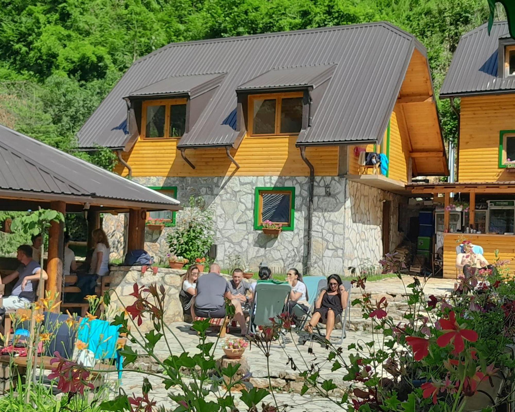 Hotel Rafting Camp Encijan à Foca Extérieur photo