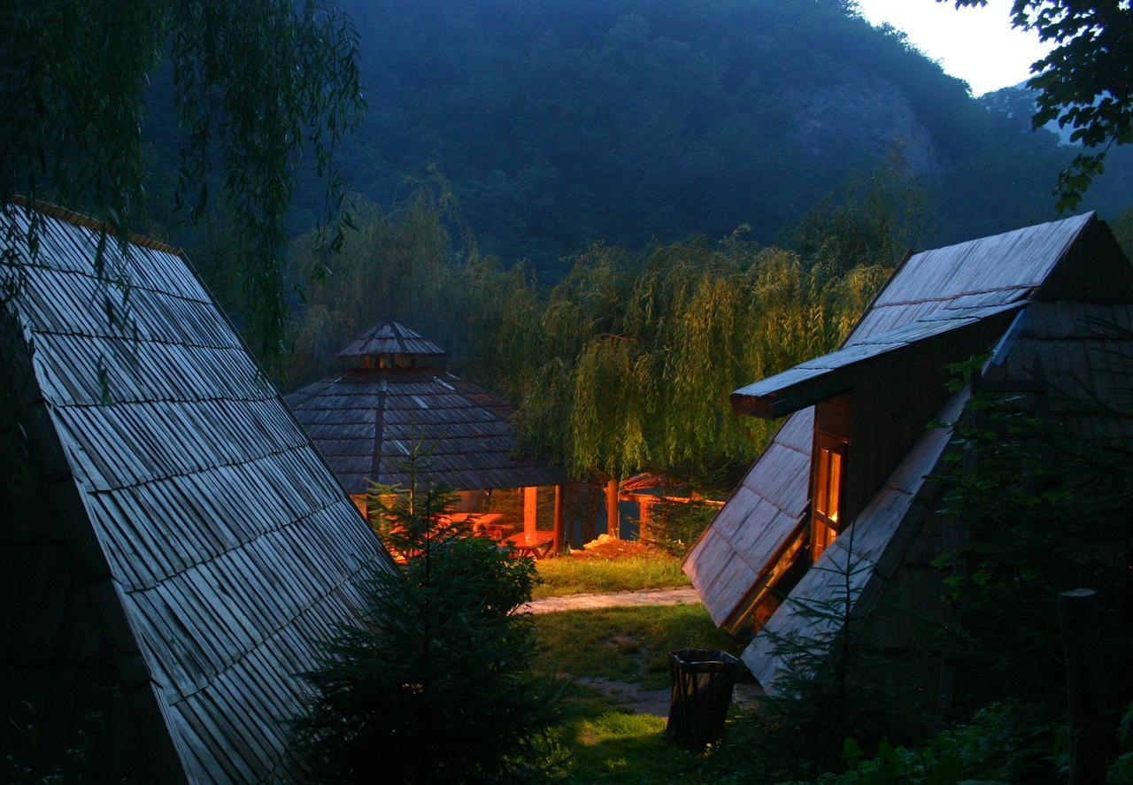 Hotel Rafting Camp Encijan à Foca Extérieur photo